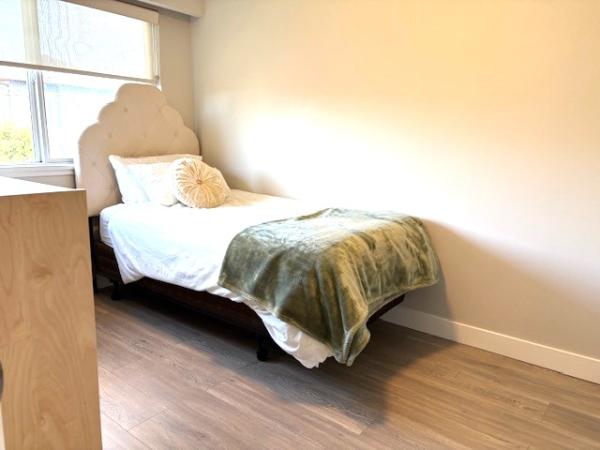 Beautfully Furnished Bedroom in House|【Jpcanada掲示板】賃貸